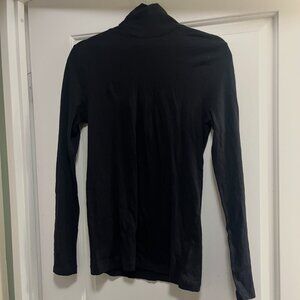 This J Crew cotton turtleneck is NWT in a size medium